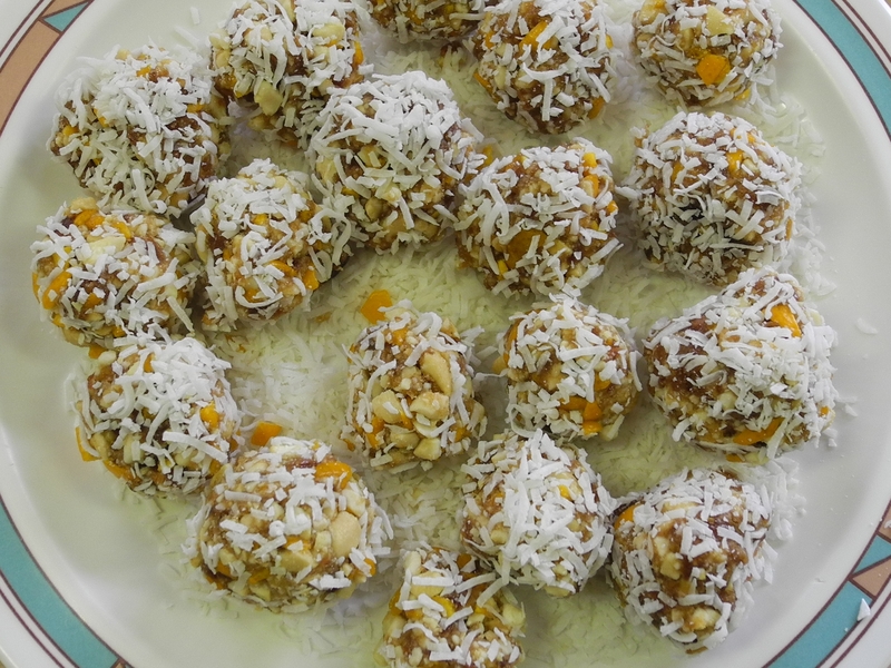 20111111.5262.cashew_balls.jpg